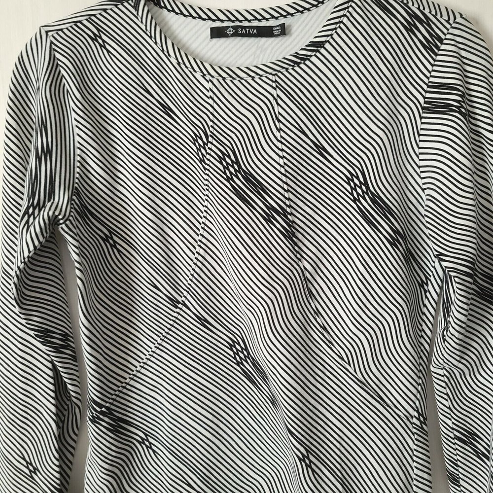 Satva Womens Deanna Organic Cotton LS Movement Tee Black White Wave Print Sz S - Picture 5 of 10